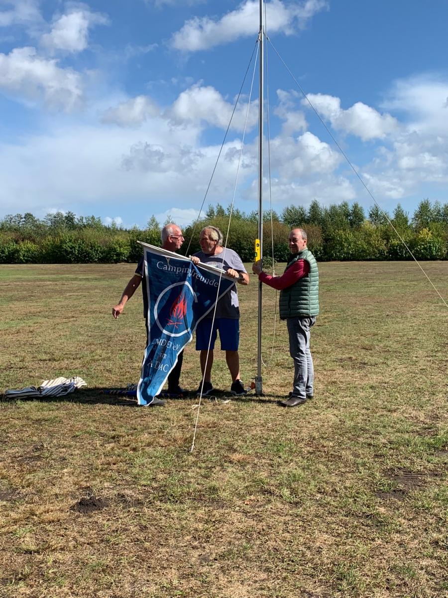 Die Clubfahne wird gehisst - los geht’s..