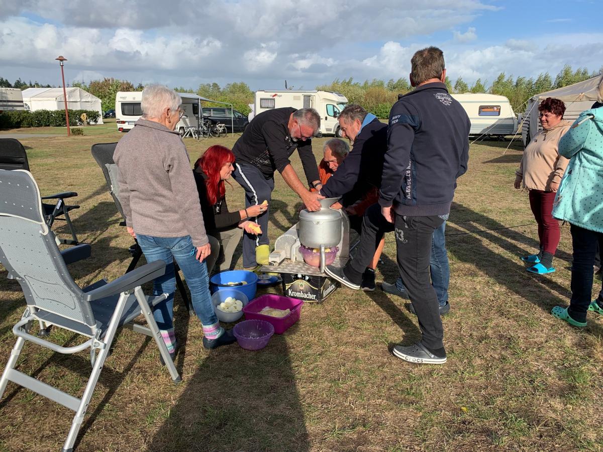 Die Vorbereitungen laufen, die Kartoffeln werden geschält