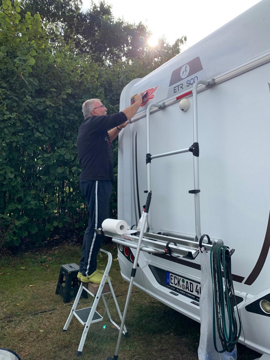 Nun wird ein neues Wohnmobil “getauft“ das Wappen und unsere Krabbe  werden aufgeklebt
