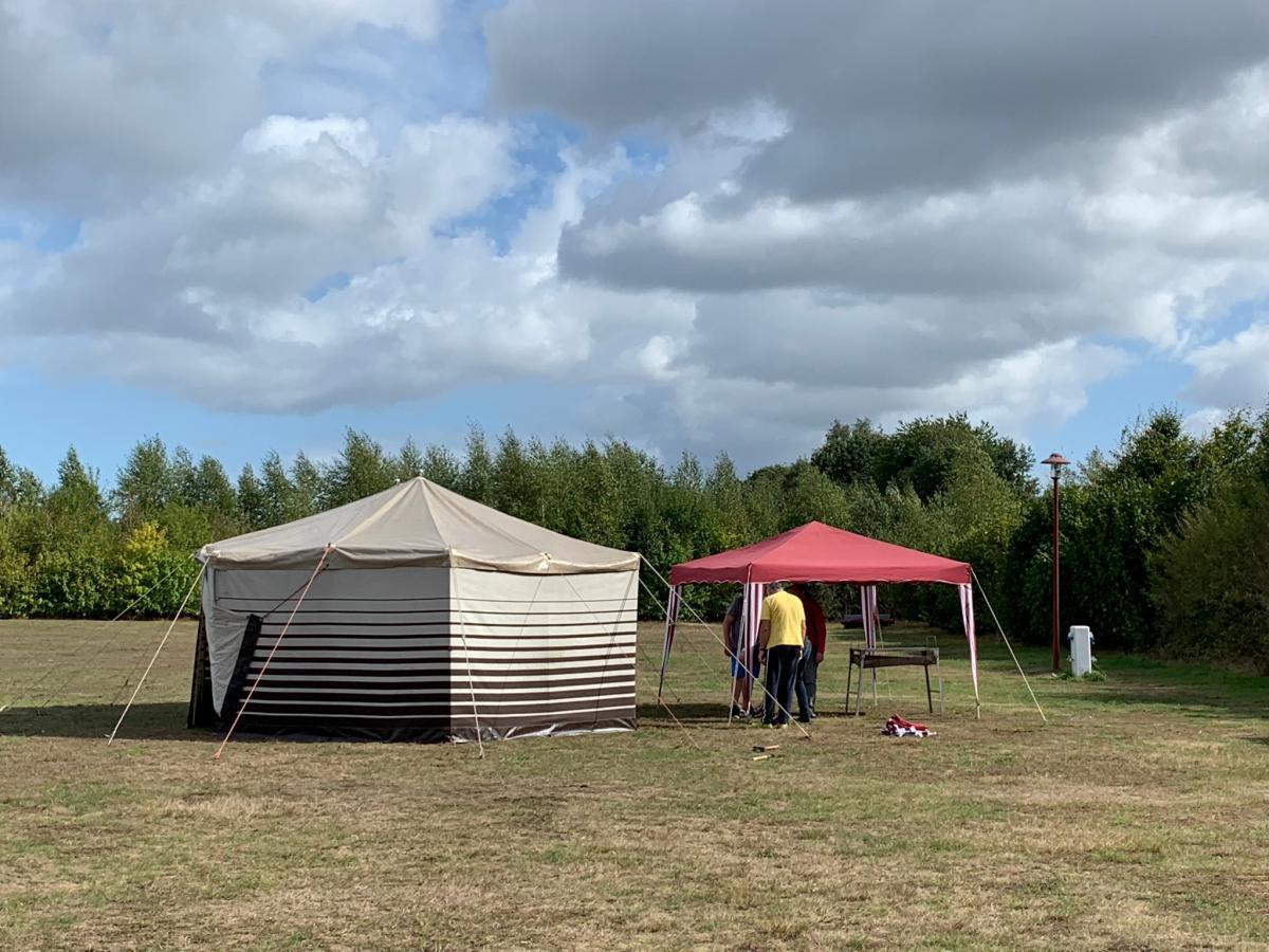 Es steht, dank fleißiger Hände, mit dem Regenunterstand zum Essen machen
