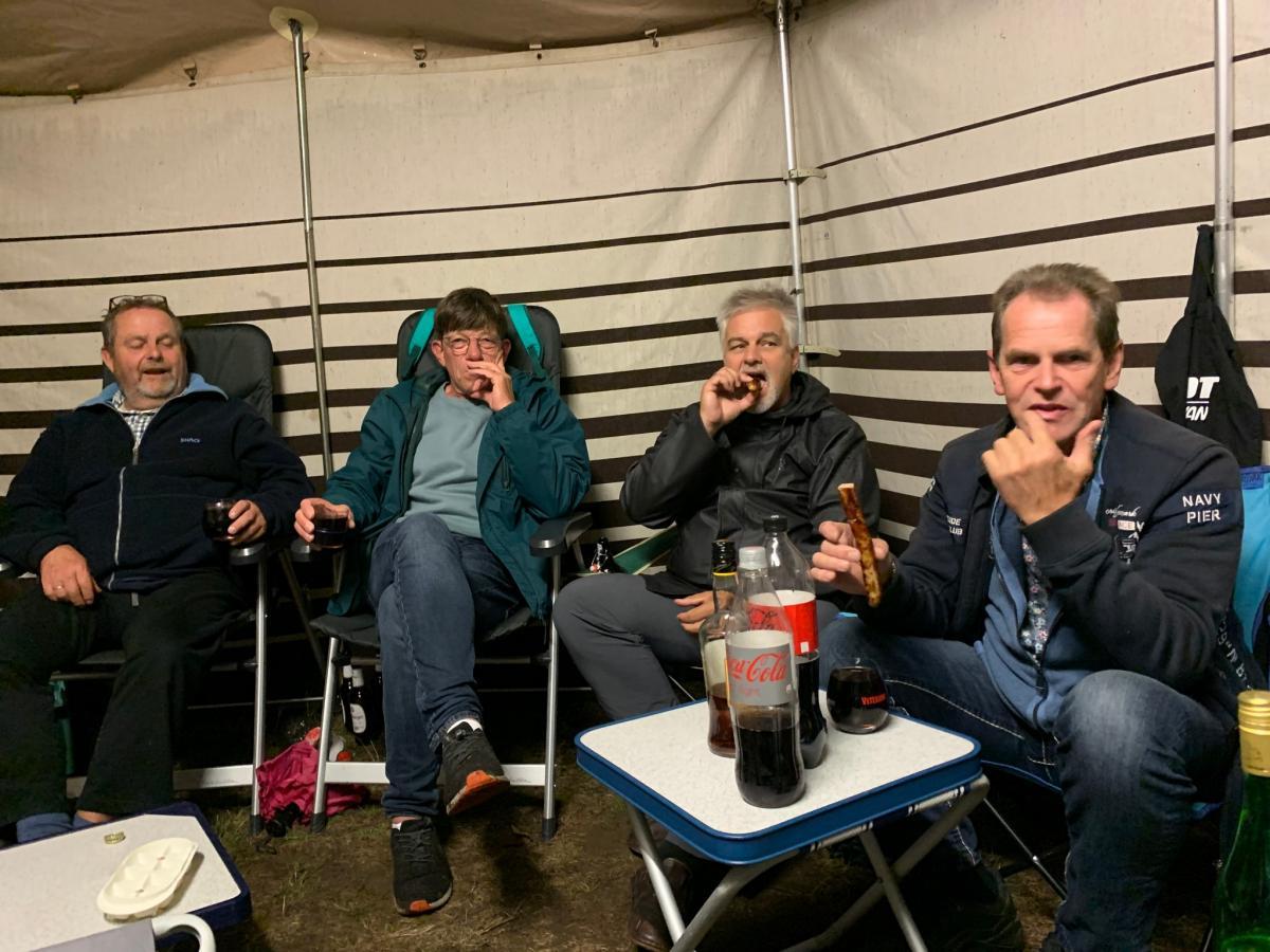 Aber im Zelt war es trocken, die Stimmung gut und der Snack zur fortgeschrittenen Stunde schmeckt