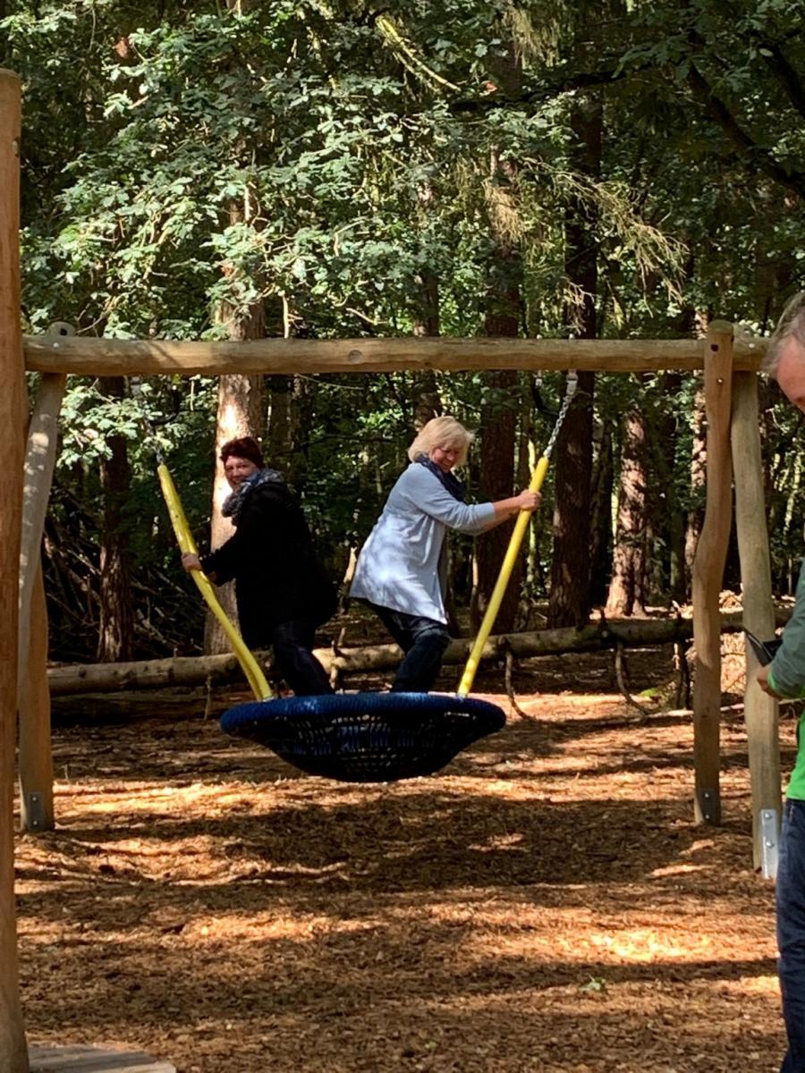 Welch eine Freude, an der Strecke findet sich ein Waldspielplatz für Große, die Schaukeln schwingen.